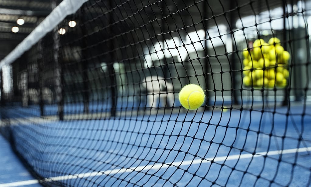 Im Tennis gibt es verschiedene Arten von Bällen, die für unterschiedliche Spieloberflächen und Spielbedingungen entwickelt wurden.